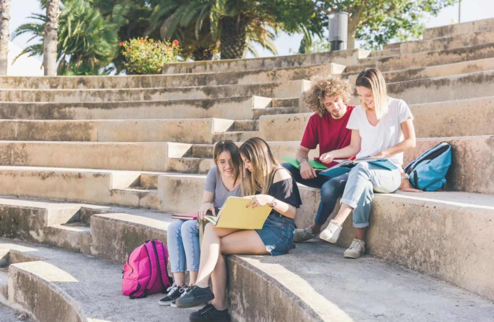 Personas trabajando en finanzas personales