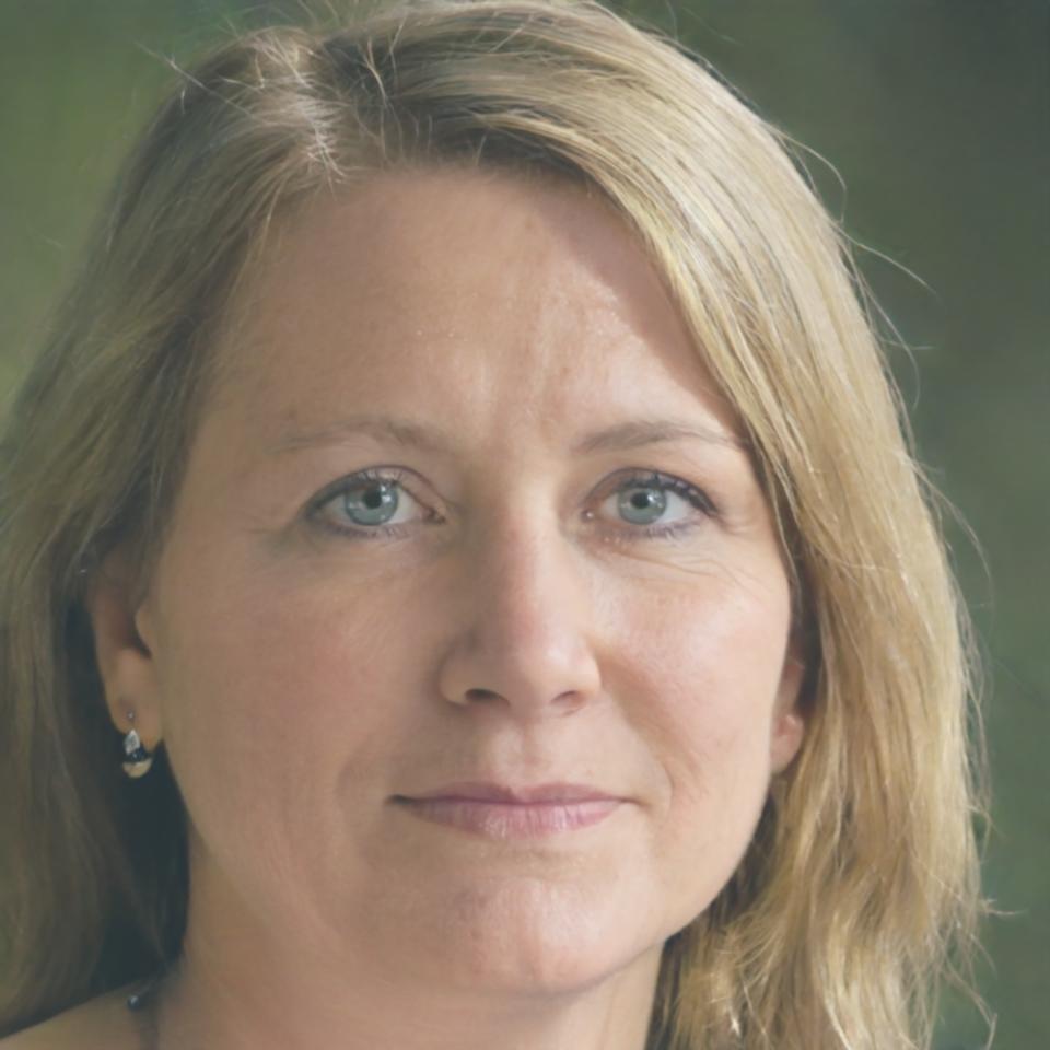 Retrato de Esperanza Montero, asesora financiera especializada en presupuestos familiares
